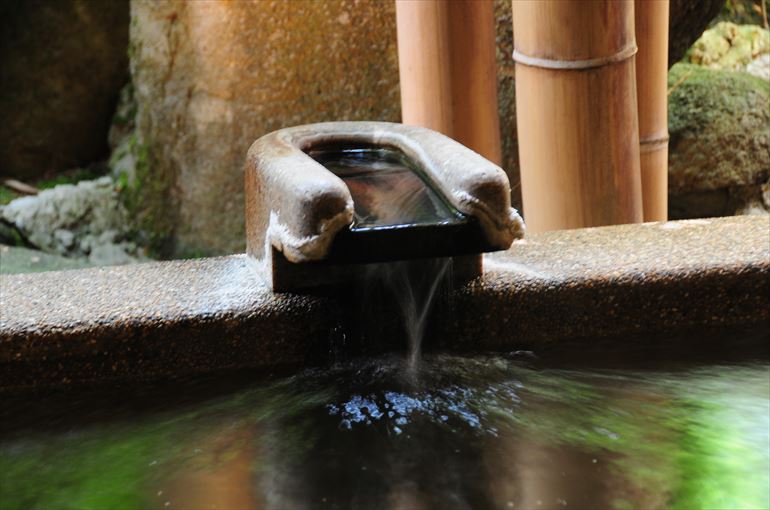 源泉かけ流しの湯口