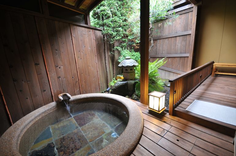 客室「橙彩（だいだいいろ）」の坪庭付き露天風呂
