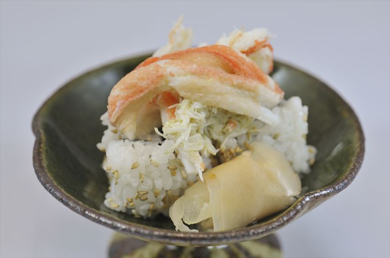 凌ぎ　「 ずわい蟹の巻き寿司 」