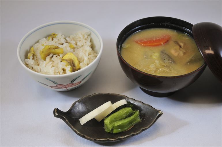 食事　「　栗ご飯、里芋と鮭のつみれ酒粕汁、山形青菜漬け、庄内柿大根漬け　」