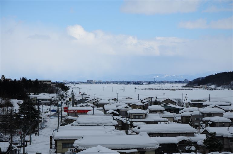 貸切風呂「まんてん」からの眺望（2月中旬撮影）・・・延々と続く雪景色を見ていると、どこかノスタルジックな感情に誘われる。